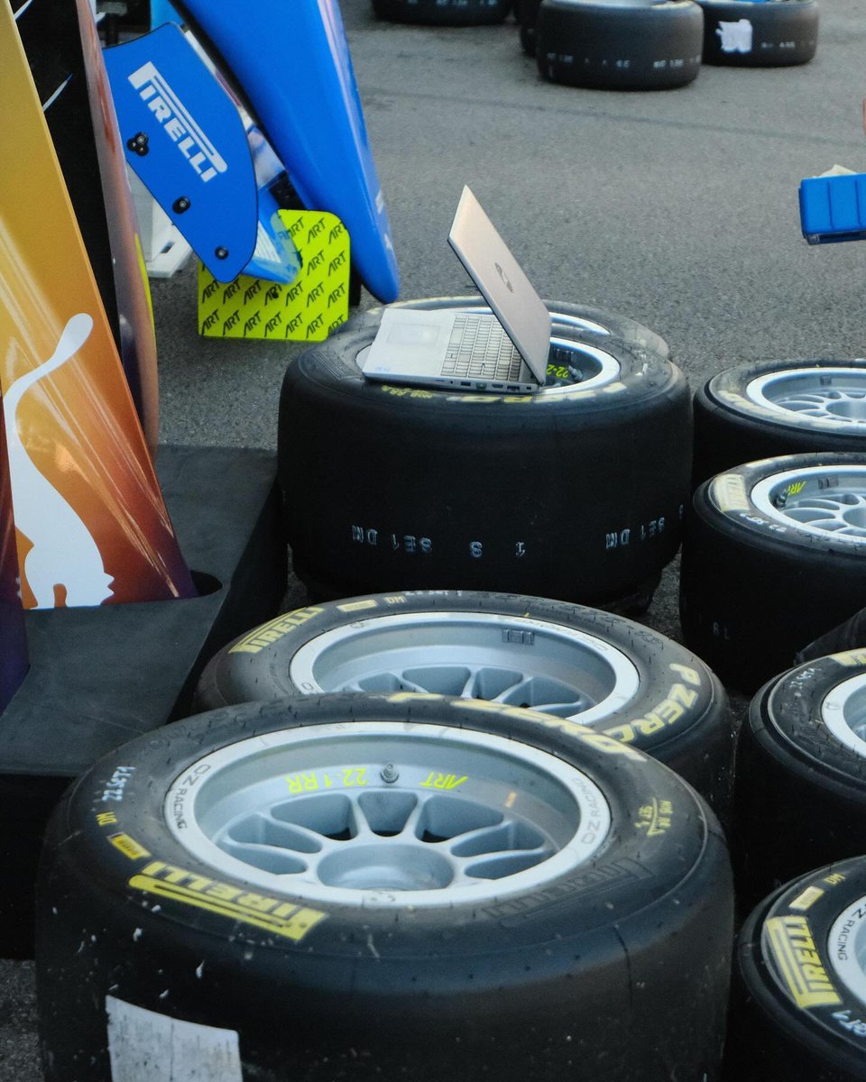 aureclia's tweet photo. post race #22 exhibición in the garage.. ✱🛞 https://t.co/xysIoQ1eCr