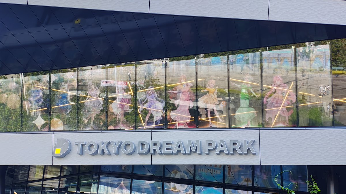 hiroppi1969's tweet photo. 続き
会場外の映像は昼は微妙
夜のほうが映える
（画像は昼前に撮影）
#ホロライブからの招待状 https://t.co/EbDmlYAdXk
