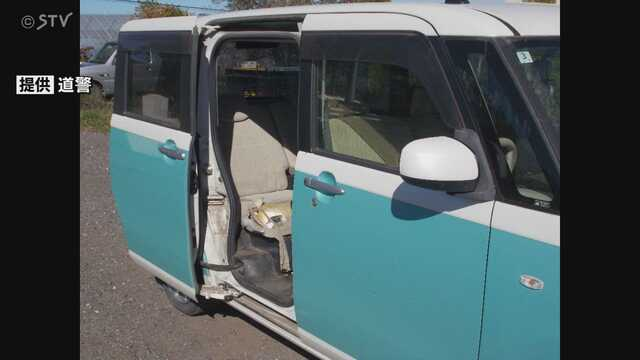 sapporolife2021's tweet photo. クマが無施錠の車のスライドドアを開けて、爪で座席を削り取る＜北海道清里町＞
https://t.co/vkCEET4uFY https://t.co/zB5Gze9rMS