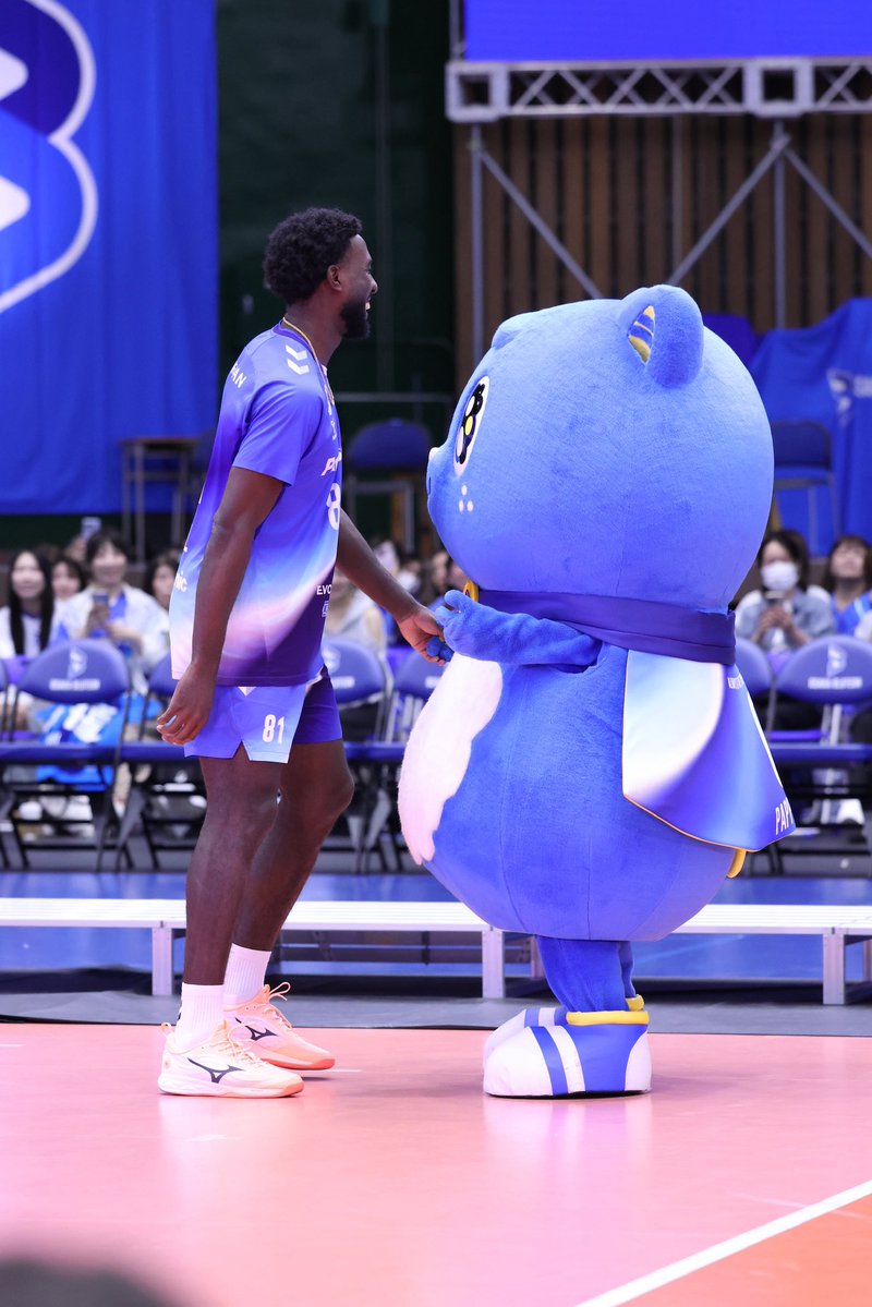_pbm15's tweet photo. 新体制発表会のフォトセッション時、近くにいたパピに気づいて「パピ〜😍」と声をかけて手を繋ぎくるくる回ってたミキ　あまりにかわいから見て　パピもほらこんなうれしそうな顔してる

#大阪ブルテオン #ミゲル・ロペス 選手
20261018 📍 パナソニックアリーナ https://t.co/LKI1P7vfiE