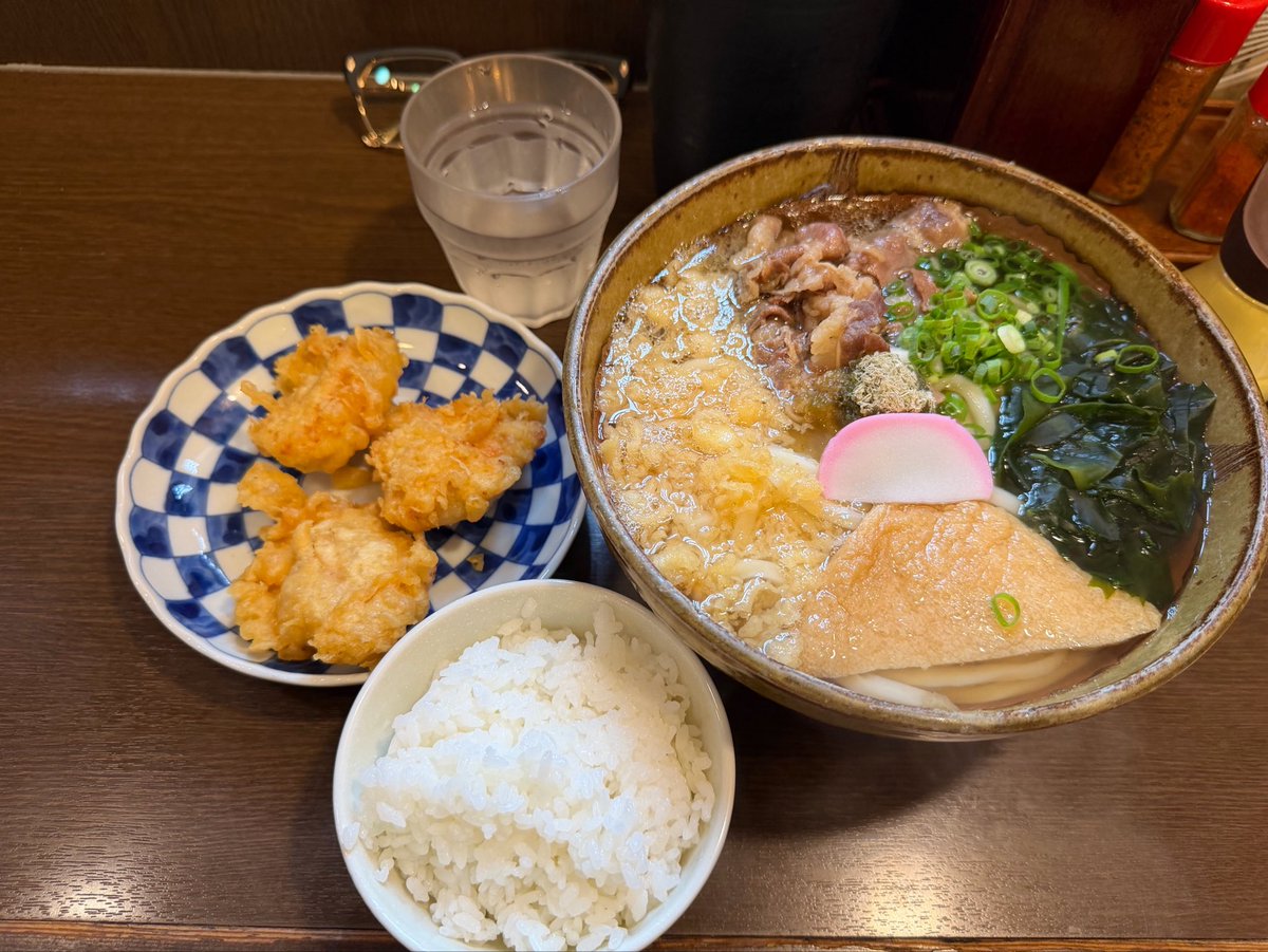 yucchon20's tweet photo. お昼はうどん処春日🙋‍♂️
いつもの五目とり天うどん(大盛)&amp;白ご飯はマスト🍚
うまっ！ https://t.co/nI7GAXGjGb