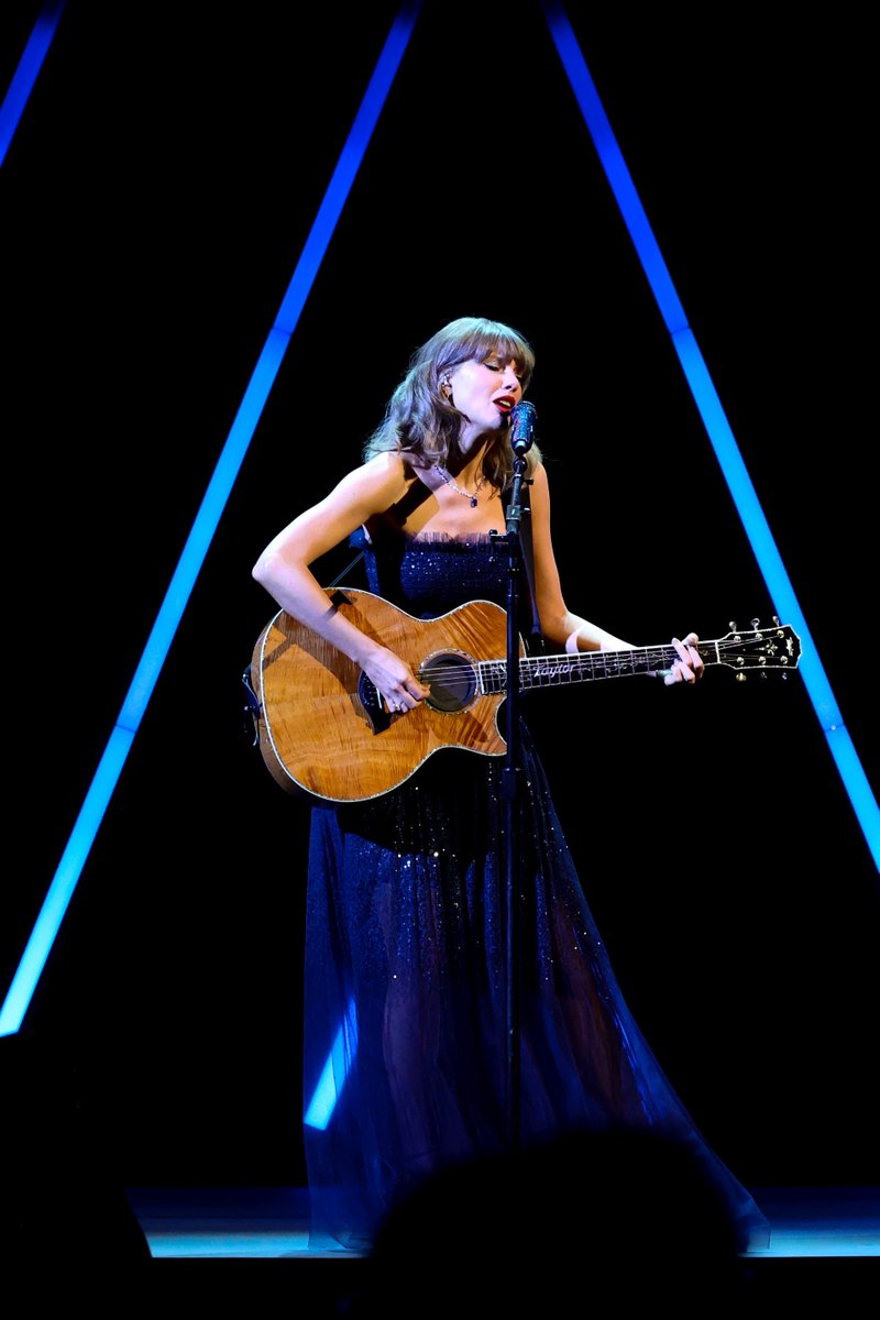 JumpTrailers's tweet photo. Four photos of Taylor Swift performing at the Academy Museum 6th Annual Gala.

📸 (Getty) https://t.co/To6Z6pXXnH