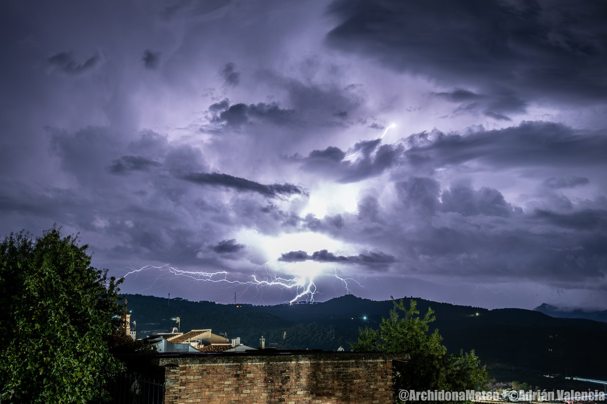 ArchidonaMeteo's tweet photo. Y desde #Archidona también se pudo ver el espectáculo eléctrico que dejaba la #tormenta severa que esta madrugada afectó de lleno a la Axarquía y zona este de la capital malagueña, con registros superiores a los 100 mm en El Palo y que obligó a AEMET a activar el aviso rojo.

Relámpagos que iluminaban las nubes convectivas que se desarrollaban en el interior de la provincia, y que después, acabaron formando nuevas tormentas algo más cercanas.

#DanaAdam