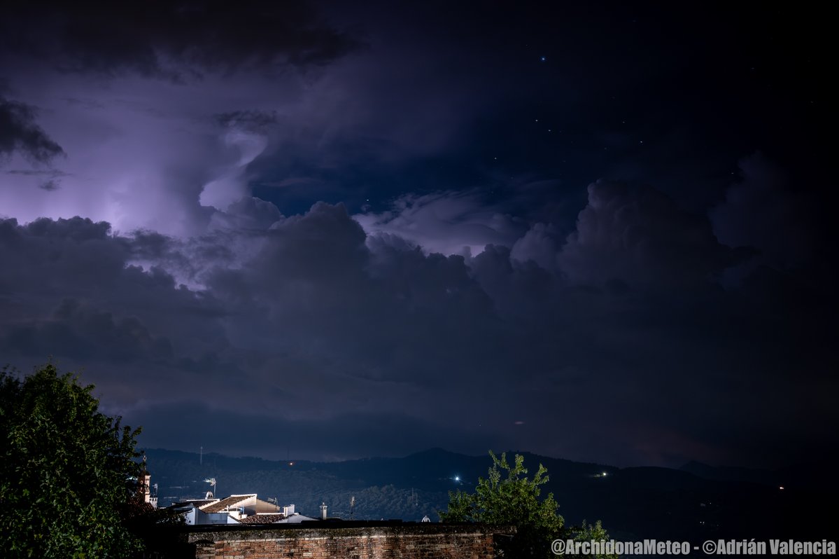 ArchidonaMeteo's tweet photo. Y desde #Archidona también se pudo ver el espectáculo eléctrico que dejaba la #tormenta severa que esta madrugada afectó de lleno a la Axarquía y zona este de la capital malagueña, con registros superiores a los 100 mm en El Palo y que obligó a AEMET a activar el aviso rojo.

Relámpagos que iluminaban las nubes convectivas que se desarrollaban en el interior de la provincia, y que después, acabaron formando nuevas tormentas algo más cercanas.

#DanaAdam