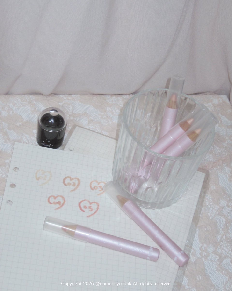 nomoneycoduk's tweet photo. [광고] #RT이벤트 @etudeplay @ZigZag_Beauty 

RT+팔로우 추첨 1분께 에뛰드 신상
사각사각 아이라이터 전색상(5종)을 드려요💖
📅당발 : 10월27일

에뛰드에서 새롭게 나온 사각사각 아이라이터는
스무스한 발림성에 뛰어난 밀착력으로 누구든 쉽게 자연스러운 애교살 볼륨을 만들 수 있어요.
부드럽게 발리니까 피부가 얇은 눈가에 자극도 적고 눈시림 부담도 적어서 좋더라구요!

에뛰드 사각사각 아이라이터(단품) + 샤프너 증정
https://t.co/VCx5qyBiCj