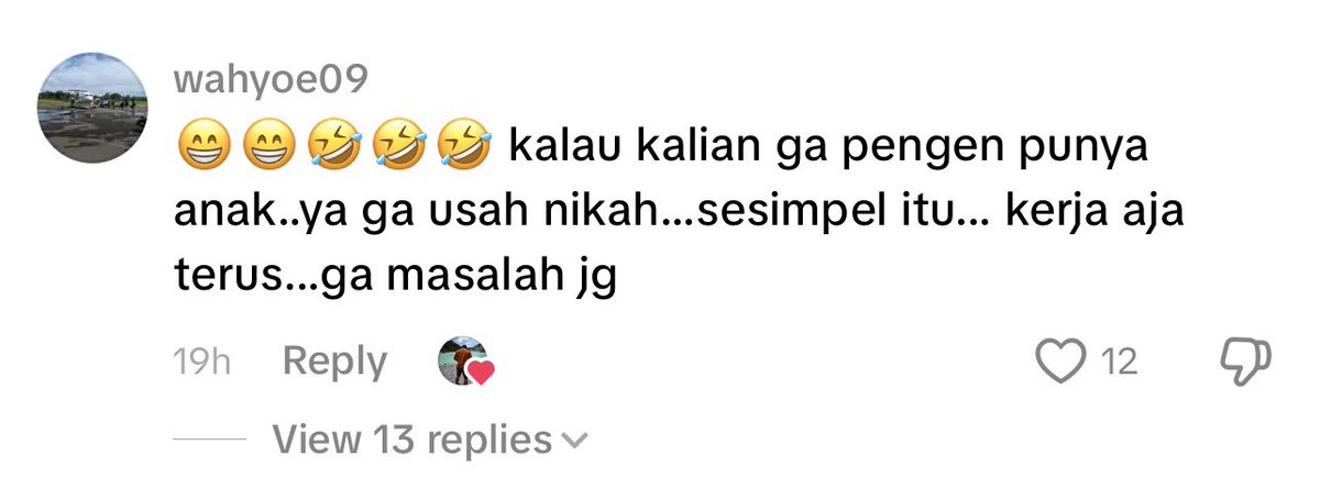 amaraelius's tweet photo. kalian tau lagu stop the wedding, kan? lagu yang ngajak cewek-cewek buat berani keluar dari toxic relationship. terus ada cowok di tiktok bikin konten pake lagu ini juga, coba deh baca sendiri komen-komen di videonya😭 kita perempuan tuh cuma diliat sebagai alat penghasil anak aja ya?
