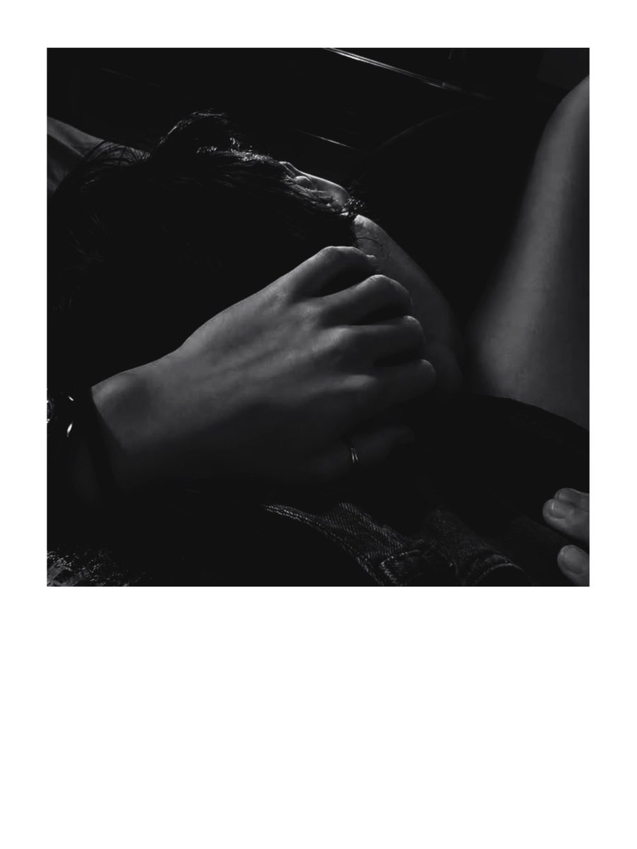 Jkmylle_'s tweet photo. 🔞 | #jikookau #kookminau  
 concluída  ⋆ exibicionista 

͏ ͏ ͏Depois de anos de relacionamento, Jimin acreditava conhecer cada detalhe do marido; ou, pelo menos, era o que pensava até perceber que Jeongguk escondia uma mania peculiar: a de atiça-lo nos lugares mais improváveis – e públicos – possíveis.

No entanto, certo dia a provocação deixa de ser apenas isso...