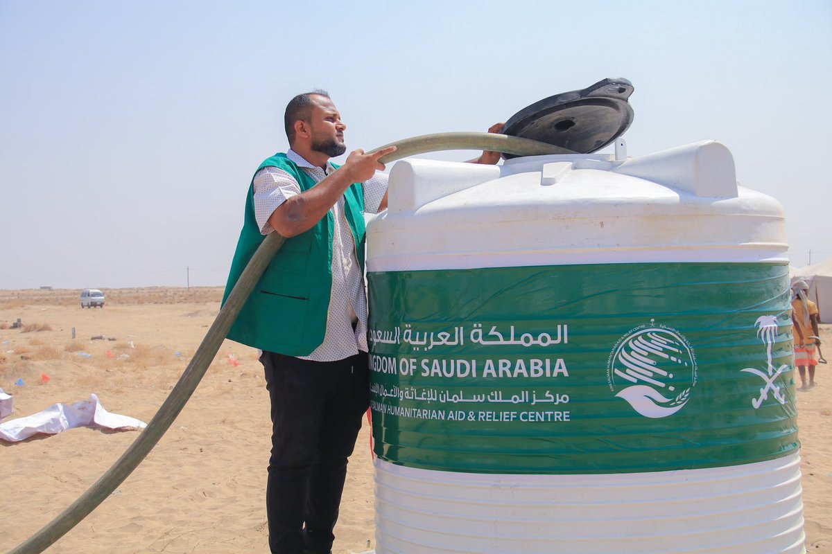 KSRelief_EN's tweet photo. #KSrelief supplies 6,000 liters of water in Tuban District, Lahj Governorate, #Yemen, benefiting 854 people from 122 families as part of its emergency response project to provide drinking water to displaced people in Lahj. https://t.co/c3hCcgQOEK