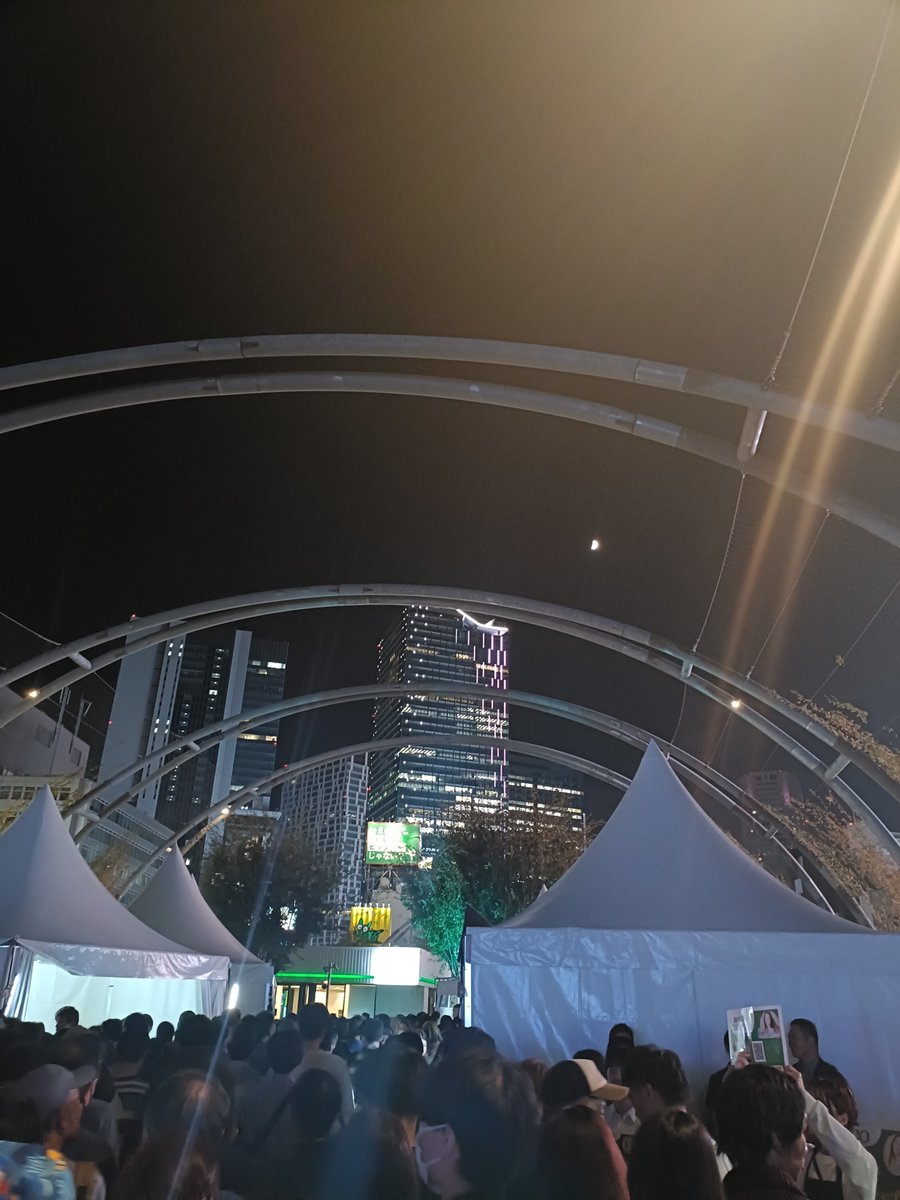 ray_mhx_'s tweet photo. スカロケのステージめっちゃ楽しかった！浜崎秘書めっっちゃくちゃかわいかった。胸がドキドキした。マンボウやしろさんほんと面白い。暴走族が走ってった後、「浜崎さんの地元のお友達」って言ってて爆笑した #渋谷音楽祭 https://t.co/SL1hOi5PSt