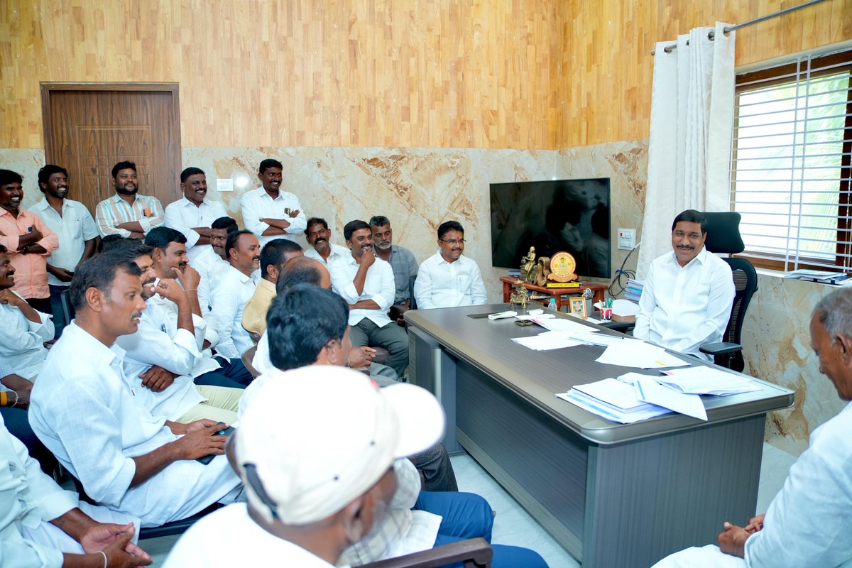 bcjrofficial's tweet photo. బనగానపల్లె పట్టణ సమీపంలోని కాపులపల్లె ఫామ్‌హౌస్‌లో కూటమి నాయకులు, కార్యకర్తలతో సమావేశం నిర్వహించాను. స్థానిక సంస్థల ఎన్నికల నేపథ్యంలో ఎంపీటీసీ, జడ్పీటీసీ, సర్పంచ్ అభ్యర్థుల ఎంపికపై నాయకులతో చర్చించాను.

స్థానిక ఎన్నికలకు పార్టీ శ్రేణులు సమన్వయంతో పనిచేయాలని సూచించాను. అభ్యర్థుల ఎంపిక విషయంలో స్థానిక పరిస్థితులు, నాయకులు, కార్యకర్తల అభిప్రాయాలను పరిగణనలోకి తీసుకోవాలని తెలిపాను. ఎన్నికల సన్నద్ధత, అనుసరించాల్సిన కార్యాచరణపై నాయకులకు దిశానిర్దేశం చేశాను.