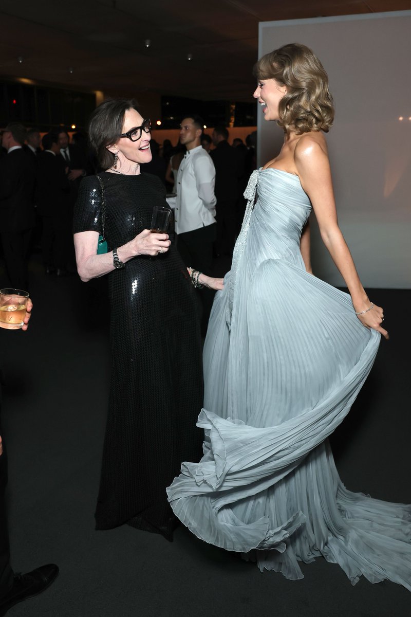 4k_taylorr's tweet photo. her twirling her dress😭 https://t.co/dcHwhNcI6o