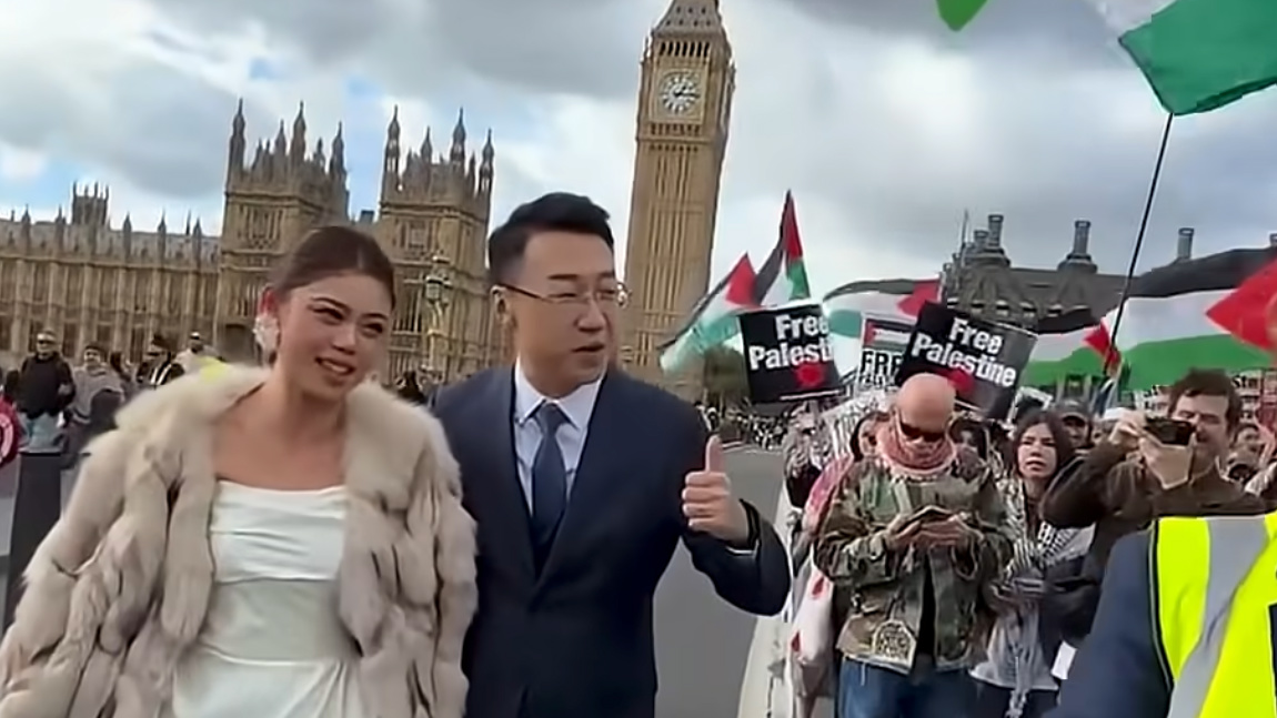 Eye_On_Gaza's tweet photo. The wedding couple who broke the 'Palestine hate march' myth dlvr.​it/TVyW45 #MEE #Palestine https://t.co/JcwLIkW2vp