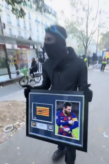 TouchlineX's tweet photo. 🚨 𝗡𝗘𝗪: In Paris protestors stole a signed Lionel Messi jersey. https://t.co/YsUrssNBWZ