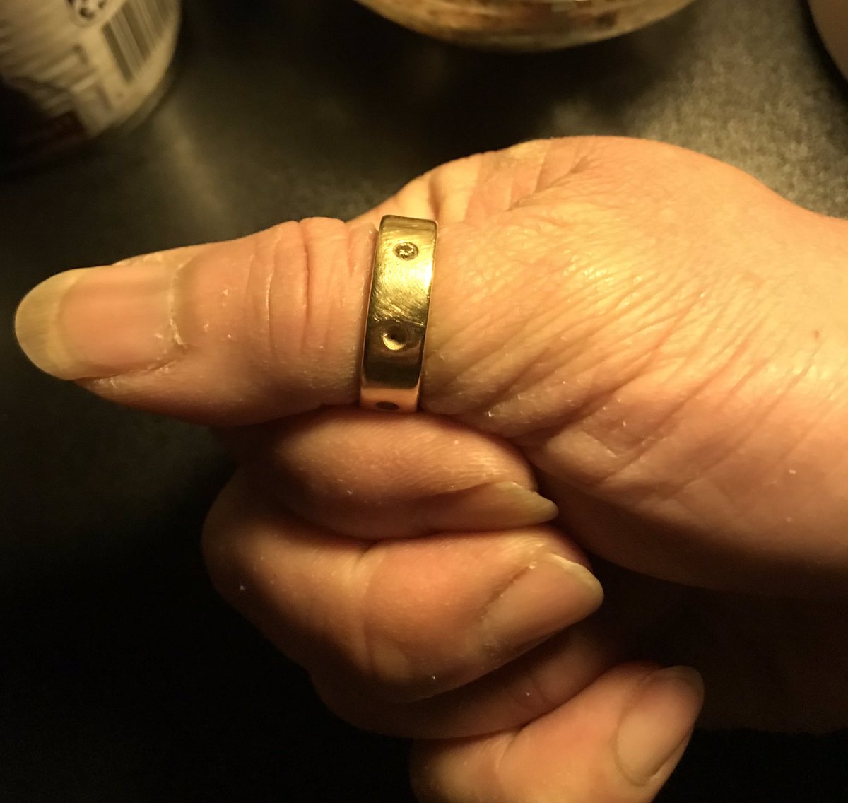 _centrering's tweet photo. This place is call Centre Ring because everything is centred around the ring (see picture) on my right thumb. You must wear a ring on your right thumb if you want to live or do anything in Centre Ring. If you cannot, that means your human body does not allow or you are not ready. https://t.co/gn5LMP8oLt