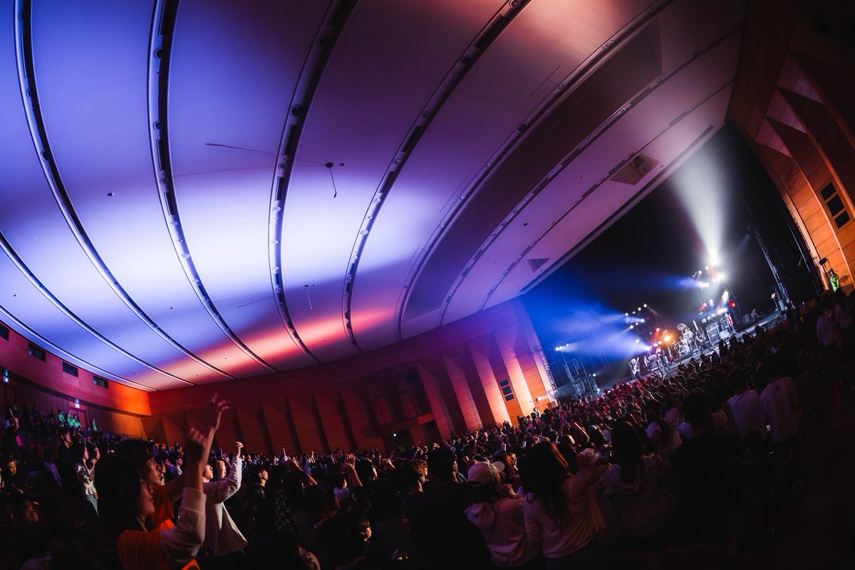 ArakezuriShiga's tweet photo. 10/18 法政大学 多摩キャンパス
「多摩祭」A棟ステージ企画

法政大学の皆さんと一緒に音楽届けられました
こんなホールが似合うバンドになりたい。
多摩でセカンドバッカーとツーマンでした！
選んでくれて、会いに来てくれてありがとう！

 Photo by 綾音 https://t.co/RZWUwuFxqy