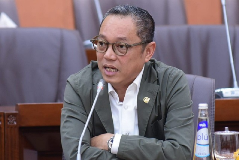 LambeSahamjja's tweet photo. deddy sitorus anggota komisi ii dpr fraksi pdip bilang kopdes merah putih berpotensi gagal lebih dari 90 persen

ia bilang program ini bisa jadi beban negara bertahun-tahun

ia khawatir nanti banyak orang berurusan dengan hukum karena pelaksanaannya “sembrono”

alasannya
konsepnya salah kaprah dari awal

koperasi tidak lahir dari keinginan warga desa, tapi dipaksa dari atas (top-down)

dibangun pakai template yang sama di seluruh indonesia, tanpa model bisnis yang cocok dengan kebutuhan tiap desa

modalnya, kata dia, diambil dengan cara “merampok” dana desa yang seharusnya untuk infrastruktur desa

proyek juga menyedot apbn dari kementerian dan bank milik negara

lahannya, kata dia, “merampas” tanah milik desa, dibangun tanpa lihat kelayakan lokasi dan desain yang cocok dengan calon pembeli