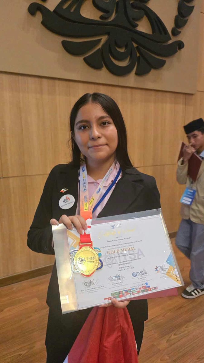 fdelatg's tweet photo. Es un orgullo para México ver brillar el talento joven en el mundo. Nuestra talentosa compatriota Karime Venegas Hernández, conquistó hace unas horas la Medalla de Oro 🥇 en la International Science and Invention Fair (ISIF) desarrollado en Jakarta en @univ_indonesia -institución de educación superior más grande del país y una de las más respetadas del Sudeste Asiático- que reunió a jóvenes competidores de 25 países. Karime arrasó con su proyecto "Vortex Tech" frente a más de 110 proyectos. El proyecto mexicano es un prototipo de extintor acústico que utiliza ondas sonoras de baja frecuencia para sofocar pequeños incendios de manera limpia, sin agua ni químicos, apostando por la sostenibilidad ambiental y la seguridad industrial del futuro.
Este logro pone muy en alto el nombre de Tamaulipas, del CETIS y México en el Sudeste Asiático. ¡Muchas felicidades a Karime, su familia y a su comunidad académica! 
#TalentoMexicano #DiplomaciaCientífica #ISIF2026 #OrgulloMexicano #MéxicoEnIndonesia