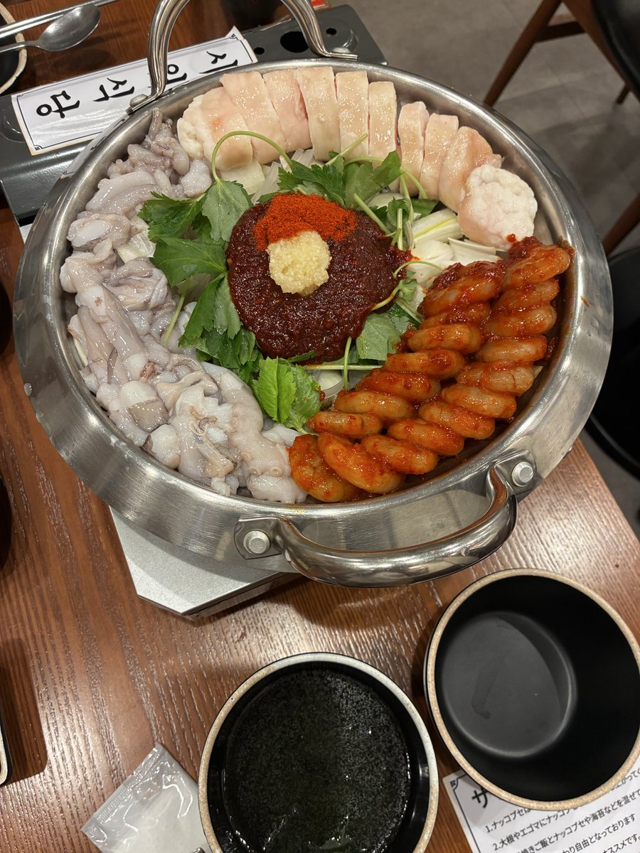 Bebe33204407's tweet photo. Joy ride Tour 大阪は仕事で行けず残念すぎて本日は大阪鶴橋で初ナッコプセ〜美味しすぎて〆のポックンパpまでペロリ後
推し仲間のお店でケーキ🍰
#Joy ride to 10th Tour
#VK BLANKA https://t.co/VzlDbTqP9f