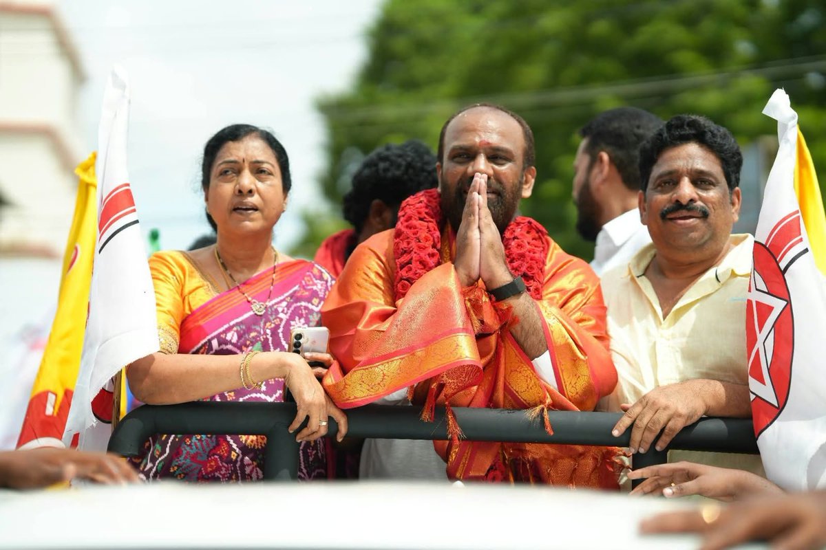 BuddaVenkanna's tweet photo. విజయవాడ నగర పాలక సంస్థ NDA కూటమి మేయర్ అభ్యర్థిగా వంగవీటి రాధా గారి నామినేషన్ ర్యాలీలో నగర కూటమి నాయకులతో కలిసి పాల్గొనడం జరిగింది..

#vijayawada #MayorElection https://t.co/ACRs8ZMVTd