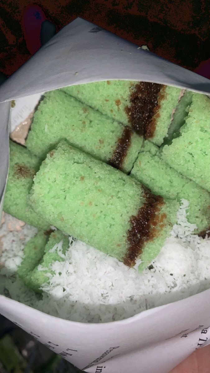 aenaheinm's tweet photo. enakan jajan malam kue putu atau martabak mini by? 🤤 https://t.co/v8ID6dzTLj