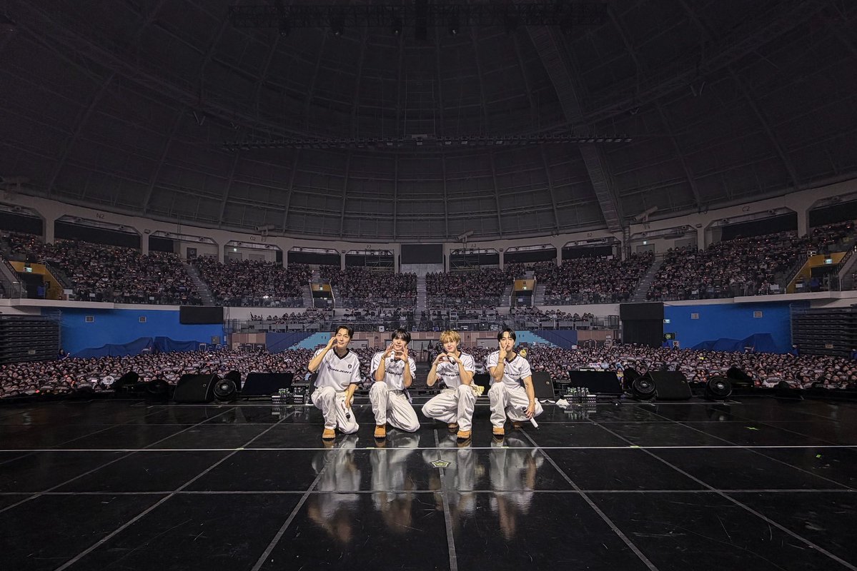Highlight_AUent's tweet photo. [📸] 2026 HIGHLIGHT FAN CON [18년차 아이돌인 내가 이세계에선 데뷔조 연습생?!] DAY 3

2026년 10월 18일 (일)
마지막 날, 트레이너님들과 함께💙💛💚💜

#하이라이트 #HIGHLIGHT
#비스트 #BEAST
#윤두준 #YOONDUJUN
#양요섭 #YANGYOSEOP
#이기광 #LEEGIKWANG
#손동운 #SONDONGWOON https://t.co/24MWfckm6i