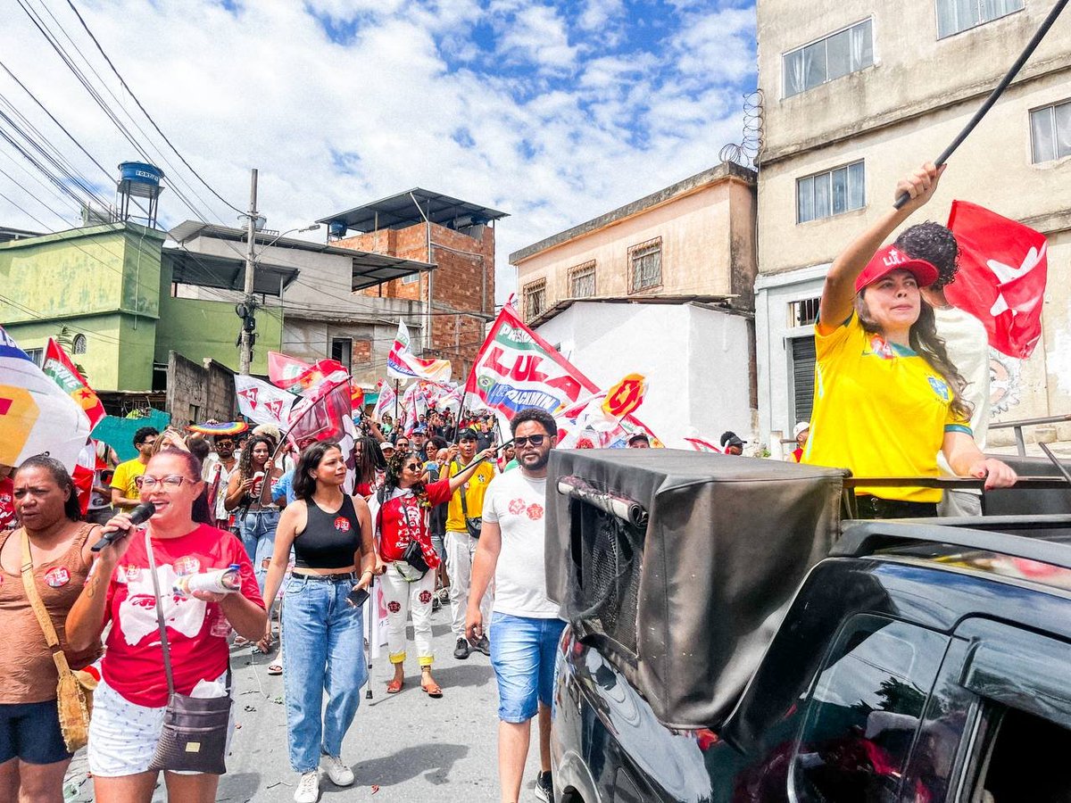 MidiaNINJA's tweet photo. Minas tá com Lula!

Diretamente da Comunidade São Geraldo Cabana, uma comunidade católica integrante da Paróquia Cristo Luz dos Povos, localizada no bairro Cabana do Pai Tomás, em Belo Horizonte (MG).

📸 @gustavosax / Cuca da UNE https://t.co/g3YpOrBNcE