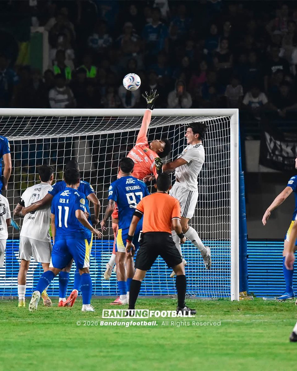 bandungfootball's tweet photo. Kumaha penampilan Fitrah di match tadi? 🧤💪🫡🔵🇬🇦

#BandungFootball #BFCOM #Persib #Bobotoh #PersibDay #SIBKDR https://t.co/LafFpPwNud