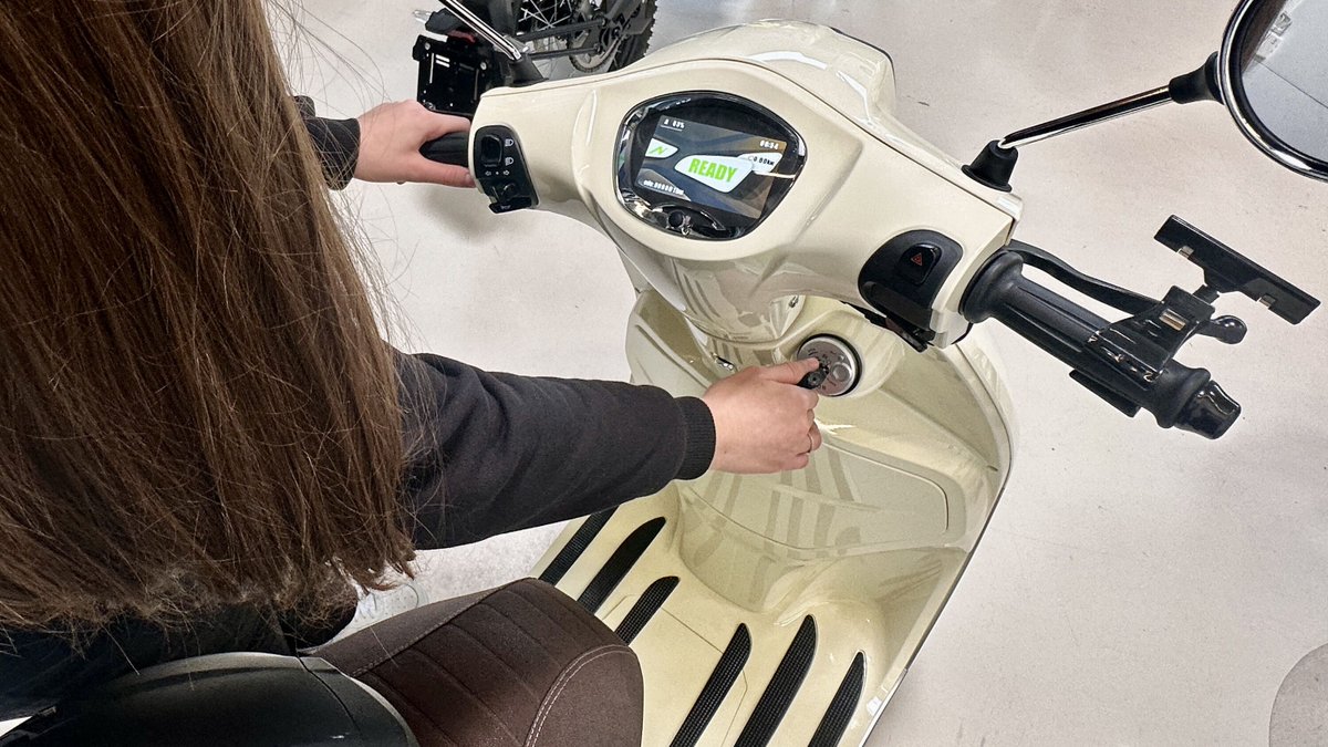 EperformanceAg's tweet photo. Stylish, sparsam und absolut unschlagbar im Stadtverkehr: Unser NEXT Mojito in Creme weiss ist da! 🛵 

Perfekt für alle deine Wege:
Fahren ohne Stau
Einkaufen – ohne Lärm und Abgase
Parkieren ohne Stress 

Probefahrt &amp; Beratung:
E-PERFORMANCE AG, Stansstad 6362
+41 62 777 41 71 https://t.co/yx4gVoNtJG