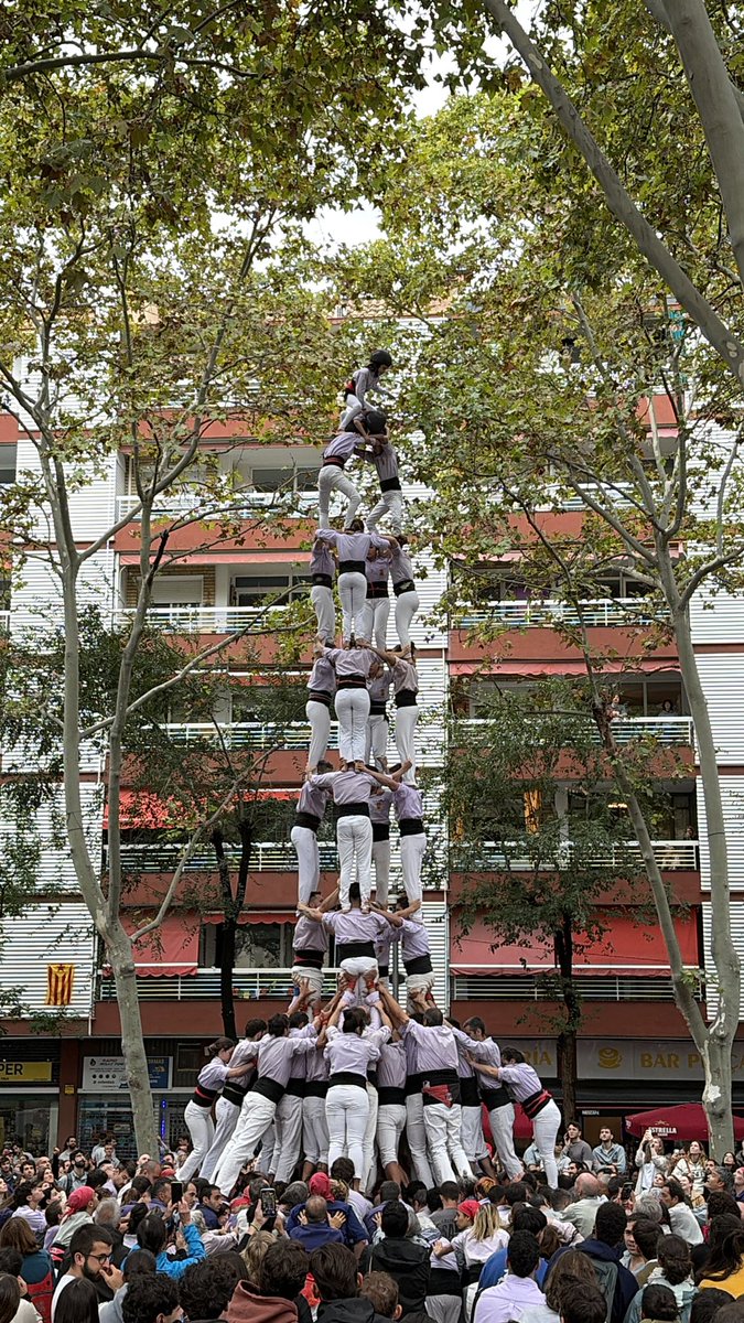 Minyons's tweet photo. Aquest migdia hem actuat a la Diada dels Castellers de Sants a Barcelona, on hi hem descarregat:

✅ 2de8f, 3de9f, 4de9f, 2Pde5+2Pde4

Moltes gràcies @borinots i @capgrossos pel bon ambient i per l’ajuda a les pinyes!

#castells #TardorMalva #terrassa #forçamalva #somlacolla https://t.co/vhvEmWyjHo