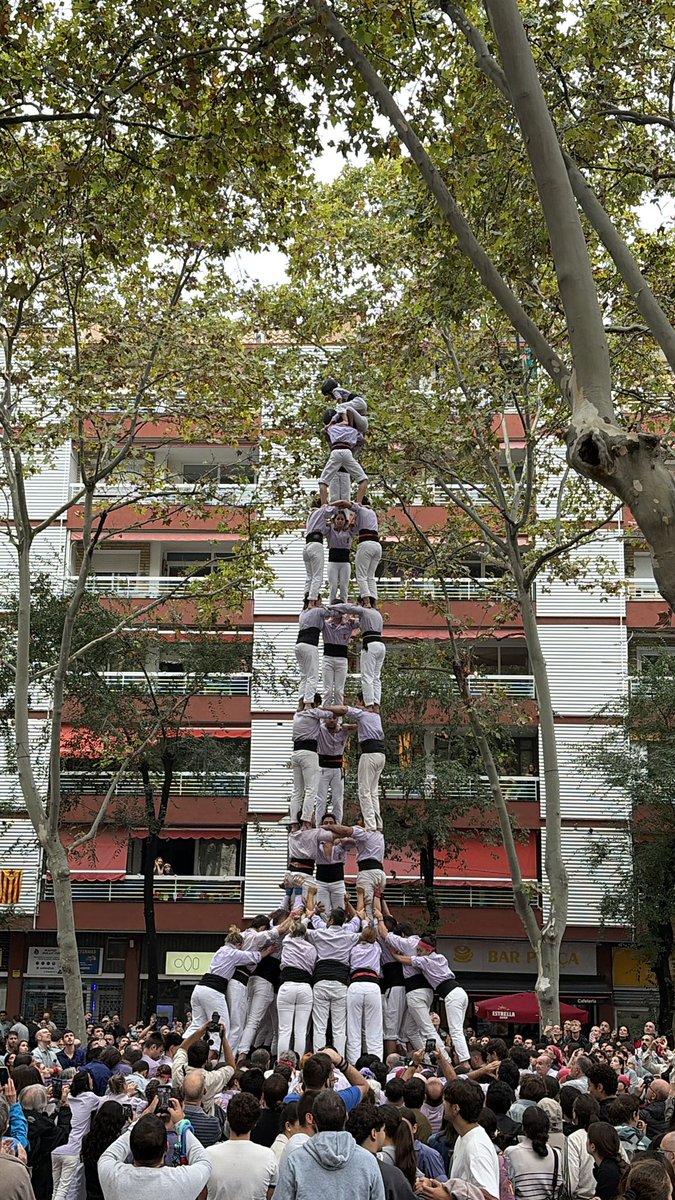 Minyons's tweet photo. Aquest migdia hem actuat a la Diada dels Castellers de Sants a Barcelona, on hi hem descarregat:

✅ 2de8f, 3de9f, 4de9f, 2Pde5+2Pde4

Moltes gràcies @borinots i @capgrossos pel bon ambient i per l’ajuda a les pinyes!

#castells #TardorMalva #terrassa #forçamalva #somlacolla https://t.co/vhvEmWyjHo