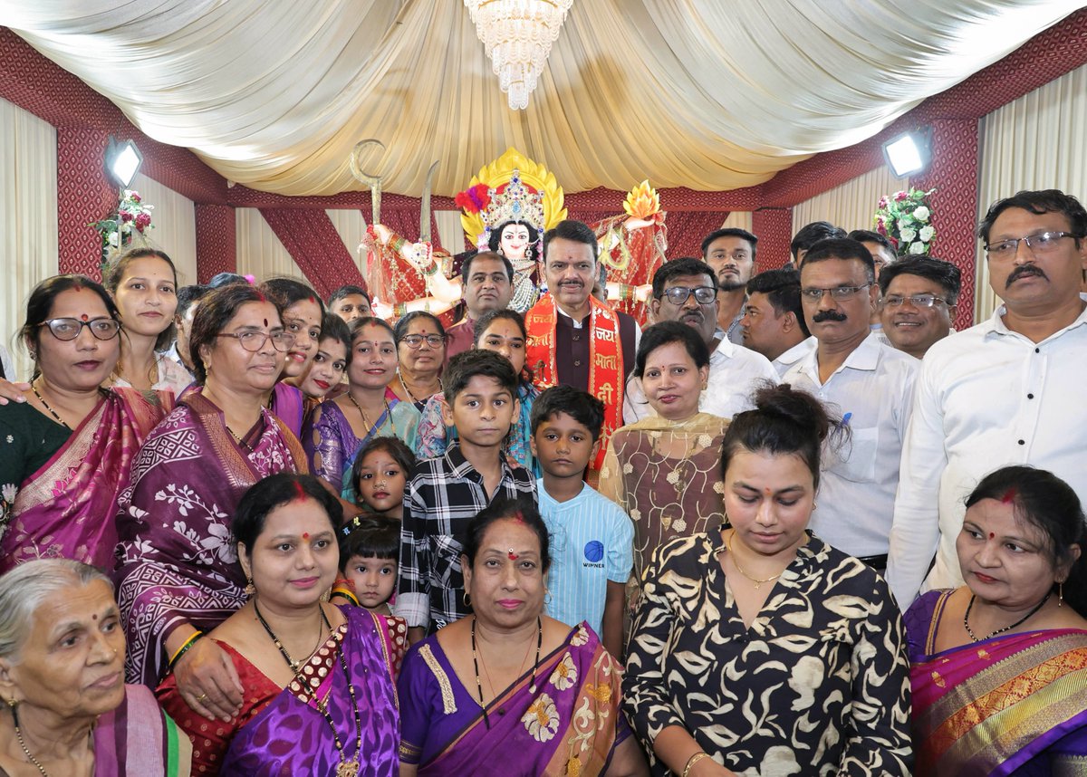 Dev_Fadnavis's tweet photo. ॐ सरस्वति नमस्तुभ्यं, वरदे कामरूपिणि।
विद्यारम्भं करिष्यामि, सिद्धिर्भवतु मे सदा!! 🙏

नवरात्रीनिमित्त आज नागपूर येथील न्यू डायमंड दुर्गा उत्सव मंडळ येथे भेट देऊन देवीचे दर्शन घेत आशीर्वाद प्राप्त केले. यावेळी सर्वांच्या मांगल्याची कामना केली.

18-10-2026📍नागपूर.

#Maharashtra #Nagpur #Navratri2026