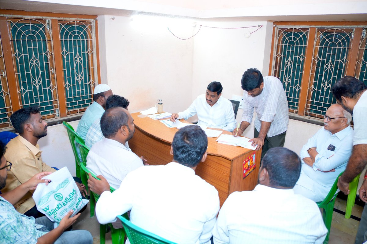 bcjrofficial's tweet photo. కోయిలకుంట్ల పట్టణంలోని తెలుగుదేశం పార్టీ కార్యాలయంలో ఎన్డీఏ కూటమి పార్టీల ముఖ్య నాయకులతో సమీక్షా సమావేశం నిర్వహించాను. స్థానిక సంస్థల ఎన్నికల నేపథ్యంలో కోయిలకుంట్ల మండల పరిధిలో అభ్యర్థుల ఎంపిక, ఎన్నికల కార్యాచరణ, కూటమి పార్టీల మధ్య సమన్వయం తదితర అంశాలపై ఈ సమావేశంలో చర్చించాను

స్థానిక సంస్థల ఎన్నికల్లో అనుసరించాల్సిన వ్యూహాలు, అభ్యర్థుల ఎంపికలో పరిగణనలోకి తీసుకోవాల్సిన అంశాలు, క్షేత్రస్థాయిలో పార్టీ పరిస్థితి తదితర అంశాలపై నాయకులతో సమీక్షించాను.

#BCJR #BCJanardhanReddy #TeluguDesamParty #ChandrababuNaidu #Banaganapalle