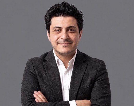 voiceofworldco's tweet photo. Mert Başaran: (Büyük şirketlerin kadın istihdamını desteklemesi hakkında)

• Büyük şirketler sürekli kadının çalışmasıyla ilgili vakıflar kuruyor.

• Bunu kadınları düşündükleri için mi yapıyorlar, yoksa gizli ajandaları mı var?

• Yıllar önce şunu keşfettiler: ‘Biz bir ailenin geçinmesi için erkeğe 100 lira vermek zorundayız.’

• ‘Ama kadını da sisteme sokarsak, erkeğe 100 lira vermemize gerek kalmaz; enflasyonla eritip erkeğe 50 veririz, kadına da 50 veririz.’

• ‘Yine 100 lira vermiş oluruz ama aynı paraya iki eleman birden çalıştırmış oluruz, maliyetimiz düşer.’

• Eskiden tek maaşla geçinilmesinin sebebi buydu.

 • Şimdi ‘Bu parayla geçinilmez’ dediğinde işveren, ‘Eşin de çalışsın, karı koca geçinirsiniz’ diyor.

• Üstelik kadının makyajı, kılık kıyafeti, ayakkabısı inanılmaz bir tüketim gamı demek.

 • Erkeğin kalemi sınırlıdır; saat alır, ayakkabı alır biter.

• Kadındaki tüketim yarışı ise sınırsız.

• Kadını sisteme sokarak hem maaşları böldüler hem de tüketimi patlattılar.