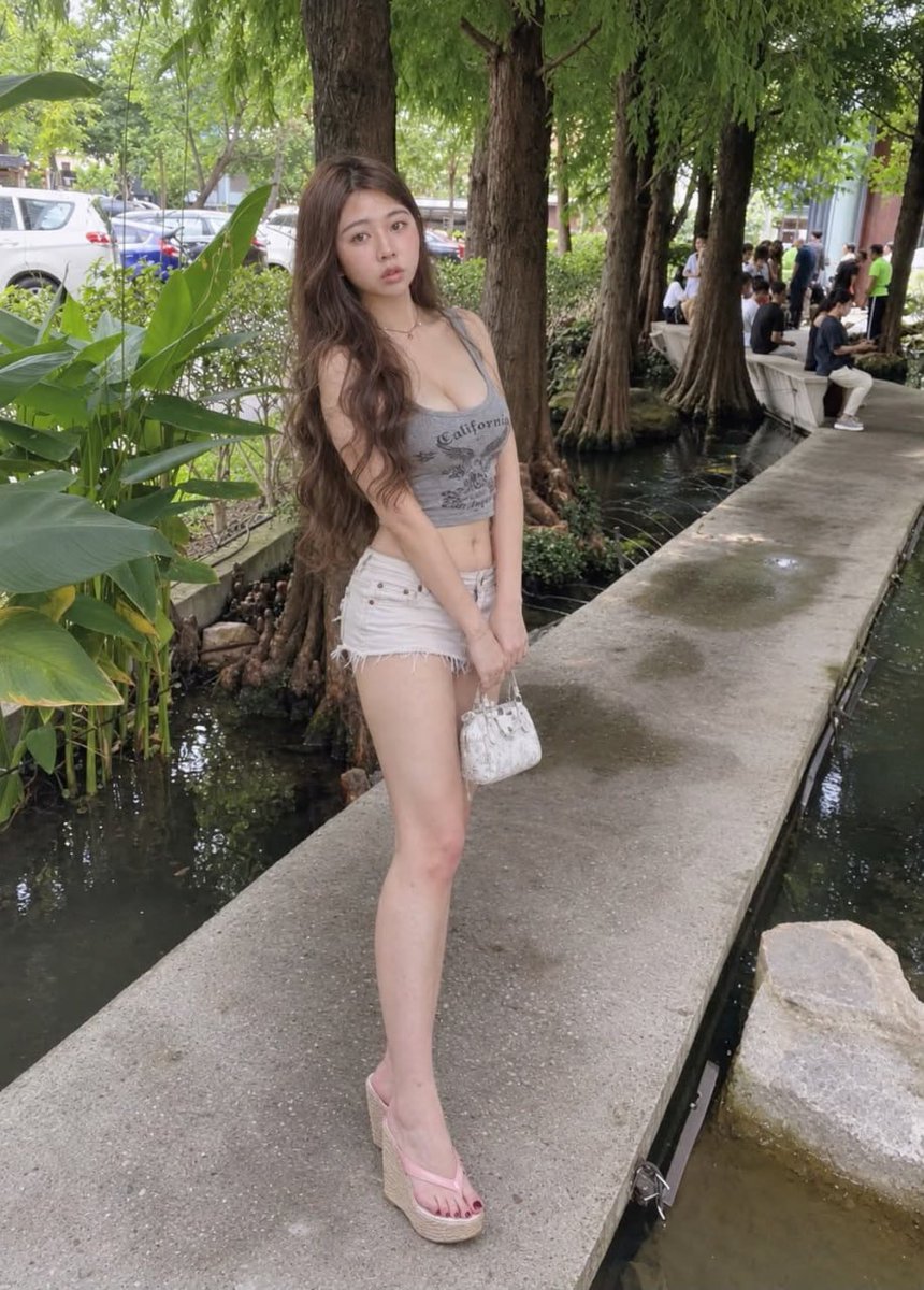 hod2k1's tweet photo. 台中今天熱到瘋掉
但這個落羽松水池風超涼
穿這樣坐在那邊一下午都不想動了
會不會嗯太短啊 https://t.co/bKAmPbF0iG