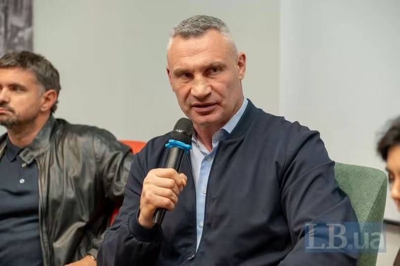 Serhii_Sokolov's tweet photo. То ще хтось буде вішати на Кличка всі провали уряду і президента?
👇
Дмитрий Быков.
В інтерв'ю Соні Кошкіній та Лівому берегу мер Кличко зазначив, що заборгованість уряду перед київським бюджетом за компенсацію у різниці тарифів за теплопостачання - 85 млрд гривень, за компенсацію у різниці тарифів за транспортні послуги для населення - 10 млрд гривень. І ця заборгованість лише наростає.
Так, всі розуміють, що війна сильно б'є по держфінансах, але й таке глобальне вимивання коштів з міського бюджету є неприпустимим. Це означає, що міська влада не може в повному обсязі виконувати свої зобов'язання перш за все перед киянами.
Не хочеться вірити, що така ситуація створено штучно ще з часів Шмигаля та Свириденко, але іншого пояснення я не маю.
Здогадайтеся, хто буде винен у негативних процесах в Києві? Звісно мер.
Сьогодні вже у блогера Наумовича прочитав, що генератори на насосні станції для Київводоканалу будуть лише у квітні. І там же натяк на провину Кличка. Хотів би нагадати, що Київводоканал це приватна компанія, де лише 25% належить громаді Києва. Всі менеджерсткі рішення там приймає призначений менеджмент, а саме ставленники Льовочкіна, який через компанію свого зятя володіє Київводоканалом.
До заборгованостей уряду у 95 млрд гривень переж міським бюджетом додається ще й заборона перераховувати гроші Держказначейством, що суттєво звужує можливість ефективної підготовки до зими.
Ця заборона не виникла на порожньому місці, дефіцит у 29 млрд доларів утворився через те, що депутати монобільшості та їх сателіти і досі не проголосували необхідні закони та зміни до законів щодо реформування країни, як того вимагали союзники.
І третє, якщо всім містам було затверджено плани стійкості на засіданні РНБО у квітні 2026 року то Києву було відмовлено у допомозі по співфінансуванню 67 млрд гривень підготовки до зими. Лише 7 серпня 2026 року на РНБО було погоджено 37 млрд гривень із яких на місцеві проекти виділено лише 6 млрд гривень, все інше на загальнодержавні проекти в Києві. Нагадаю, що головою РНБО є президент Зеленський, який має 100% лояльних голосів у РНБО для прийняття будь-якого рішення.
Мало того, що бюджет підготовки до зими Києва порізали майже вдвічі, то ще й почали його фінансувати лише від 7 серпня 2026 року, а вже вкінці вересня 2026 року Казначейство заморозило видатки.
То ще хтось буде вішати на Кличка всі провали уряду і президента?