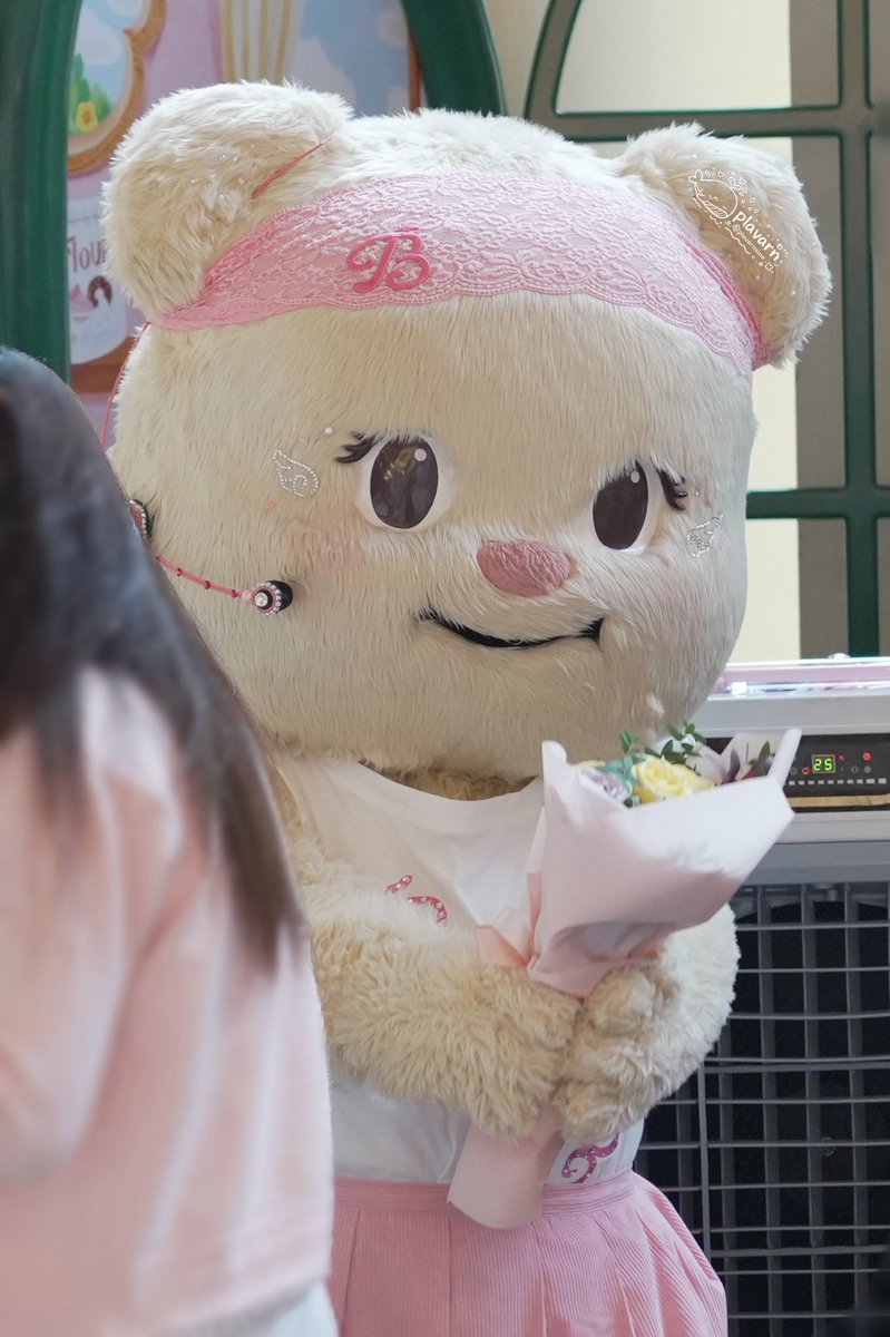plavarnsine's tweet photo. คนสวยกับดอกไม้...พี่เบียงชอบมากใช่ไหมคะ...น่ารักมาก 🐻‍❄️💐

#ButterLove #ละลายใจ #ButterLoveละลายใจ #Biancabear https://t.co/pJfNjZetog
