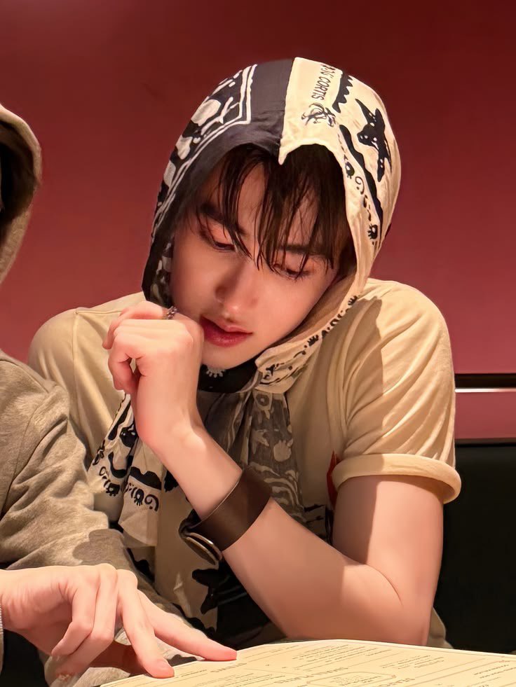 ihugsseonghyeon's tweet photo. pretty af #SEONGHYEON #성현 https://t.co/eA3cbcGmj8