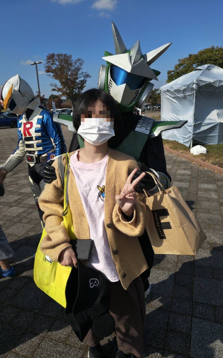 saihatehe's tweet photo. ナスライガーと訛之助に顎乗せしてもらった✌︎︎( ◜▿◝ )

それで、さ……テントがナスライガーの肩に見えた( '꒳' ) https://t.co/W7ppU1O8UA