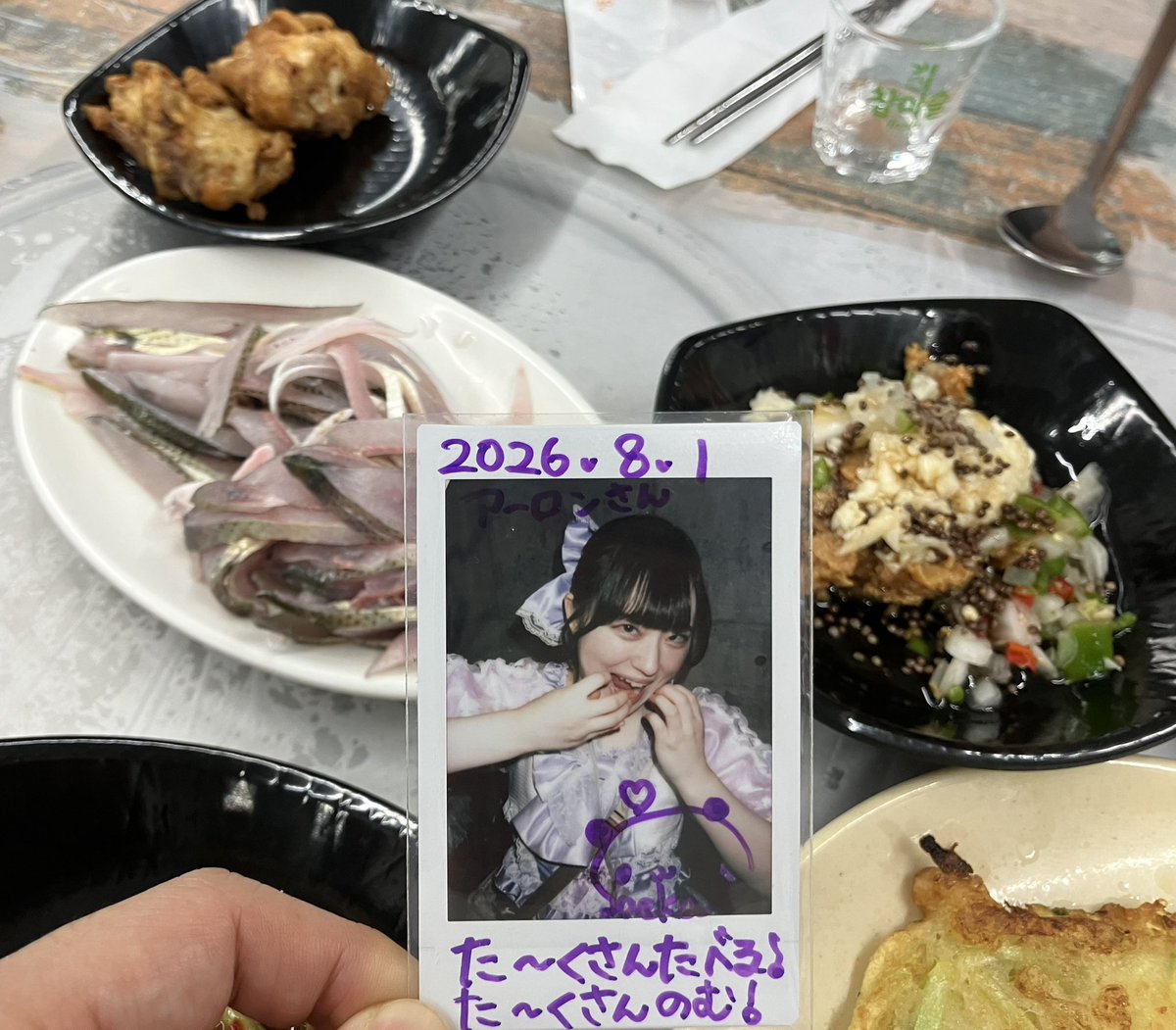 aaronryudev's tweet photo. 전어 + 오리탕
コノシロ ＋ オリタン（アヒルの鍋料理）

韓国では秋になると、コノシロを細かく切ってお刺身や和え物（フェムッチム）にしたり、塩焼きにして食べたりします！ 

小骨が多いコノシロを骨ごと噛み砕けるように細かく切る調理法は、日本でいう「背越し（せごし）」のようなものです。 
このお刺身を何枚かまとめて取り、ニンニク、唐辛子、味噌、エゴマ油、ホール状のエゴマの種を混ぜ合わせたタレにつけてサンチュなどに包んで食べます。 

コノシロは焼く場合、胴体の大きな骨だけ取って頭まで丸ごと噛んで食べます！焼いた時は頭の部分が特に美味しいと言われているんですよ。ただ、日本では匂いの関係で焼き魚としてはあまり食べないみたいですね。

韓国で最も料理が美味しいとされる「全羅道（チョッラド）」は、日本でいう関西のような「食道楽の地域」であり、そこで有名な料理の1つが「オリタン（アヒルの鍋料理）」です。
タッペクスッ（鶏の煮込み料理）は透き通った白いスープですが、オリタンはアヒル肉と一緒に味噌、コチュジャン、エゴマの粉を入れて煮込み、その上にセリとニラをたっぷり乗せて食べます！ 

タレは、チョコチュジャン（酢コチュジャン）にエゴマの粉をたっぷり入れてよく混ぜて作り、アヒル肉やセリを贅沢につけて食べるスタミナ料理です。 
チョッラドに行くたびに思い出す料理で、時々これを食べるためだけにチョッラドへ行きたくなるほどです！

💜 #さえかわデイズ