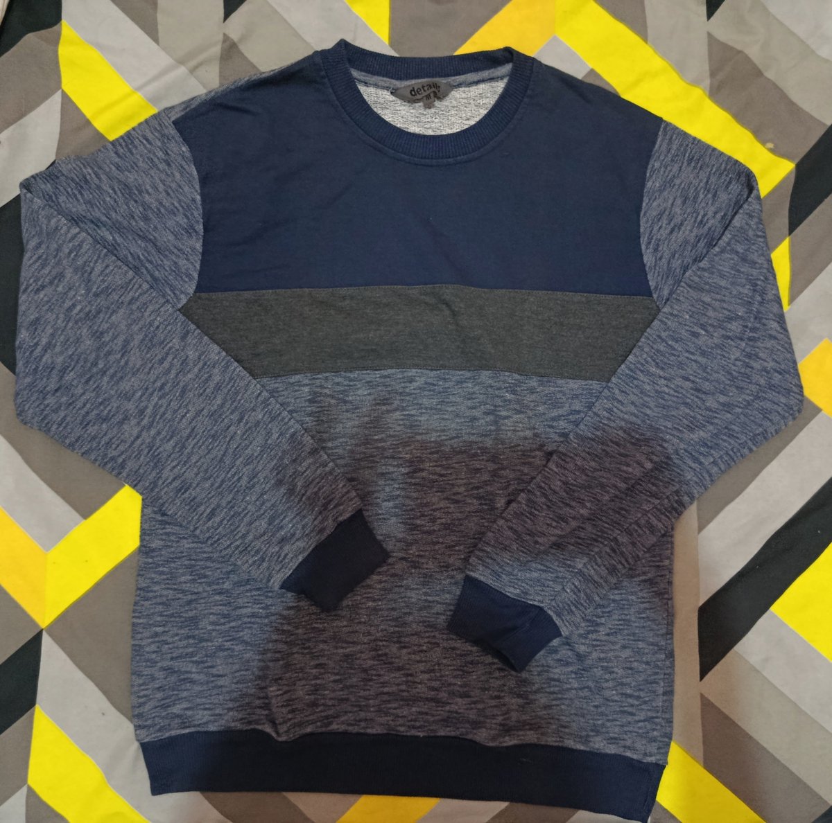 sanemeazy's tweet photo. preloved//wts
—sweater/cn navy brand details UNISEX
uk M 
ld 100
pj 64an
no minus ‼️ 
💸45k > 25k ajaa!
avail oren split pay/ fullpay w/ adm yaa!
#wts #preloved https://t.co/8y1BpBMAvO