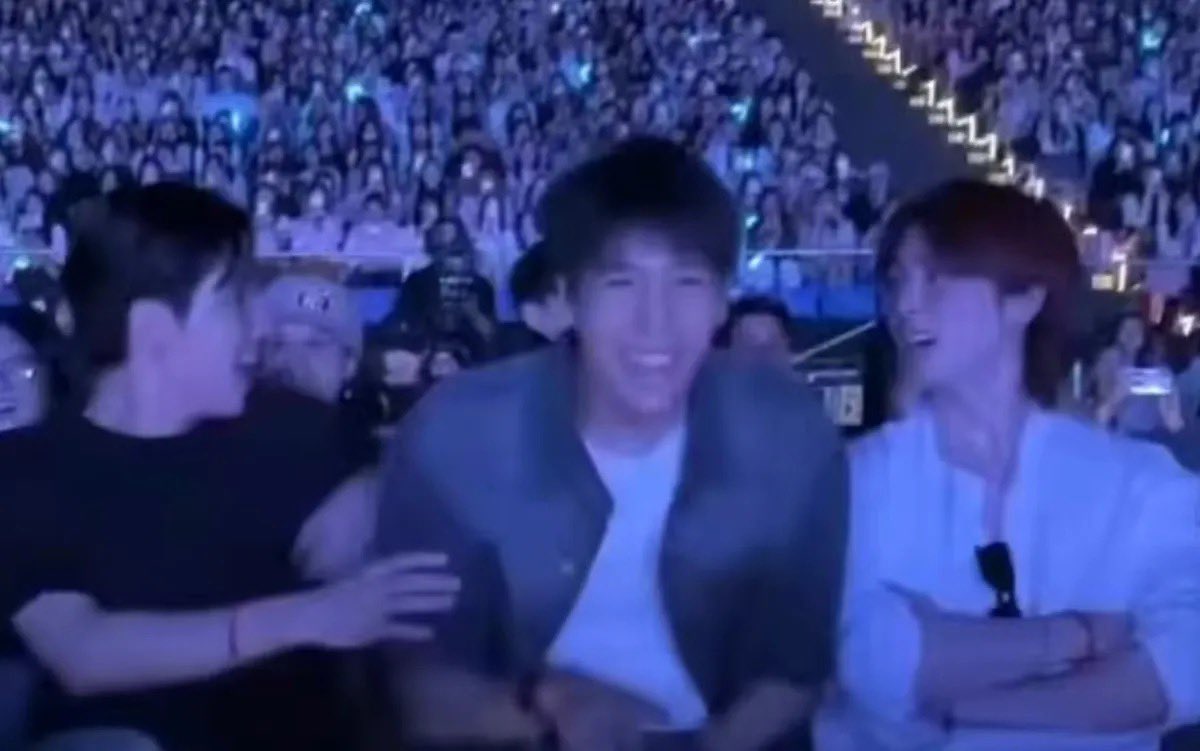 Wynxfluffyn's tweet photo. ทำไมไม่นั่งติดกันเลยคะ แม้จะเว้นคนหนึ่งก็ยังคุยกันอยู่ เพื่อนสนิทพูวินกลายเป็นหลอดไฟอีกแล้ว💡

#FourthConcertD3
#PerthSanta https://t.co/ySNWylr2XP