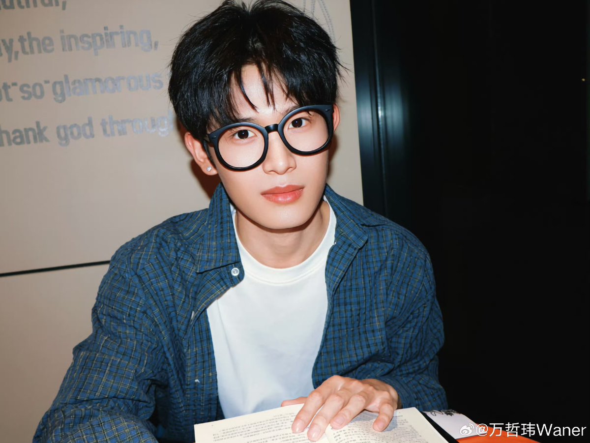 kji__0062's tweet photo. Unbothered nonchalant 🤓
But his Caption is Captioning 

#ProjectXy https://t.co/VmKrAOfxLr