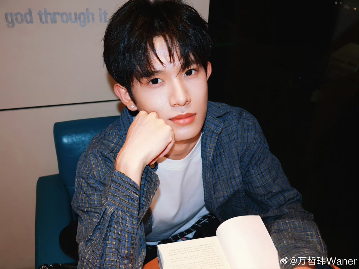 kji__0062's tweet photo. Unbothered nonchalant 🤓
But his Caption is Captioning 

#ProjectXy https://t.co/VmKrAOfxLr