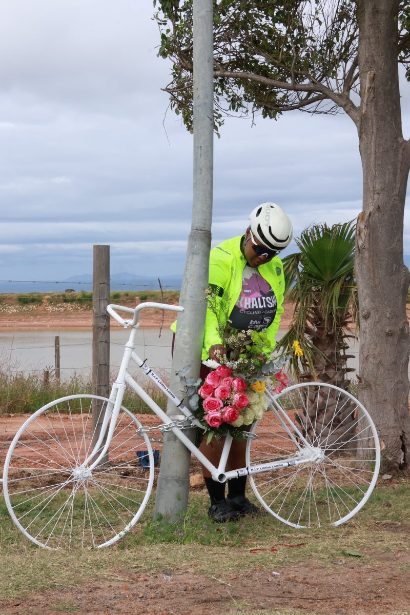 alanwinde's tweet photo. Riding in memory of Lilitha Lombo.🕊️🤍🚲

Her family, her teammates and cyclists from across the community came together this morning in Somerset West. We rode, and we placed flowers at the ghost bike where she died.

Thank you to @KhaltshaCycles , @PedalPowerPPA and everyone who rode with us.

Stay wider of the rider. Please.