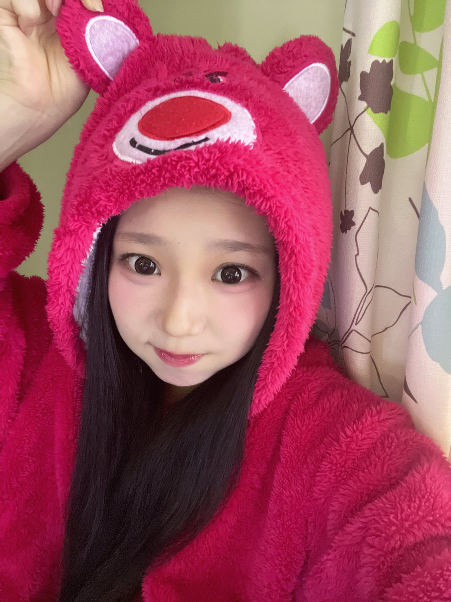 keina_KLM0109's tweet photo. 今日も一日お疲れ様(◍>ᴗ<◍)💖
最近はね、ふわふわの着ぐるみをお家で着て過ごすのにハマってるんだ〜！❤️

朝方は寒かったりするから、あったかくて快適だし、すごくお気に入りなの！

他にも可愛い部屋着が欲しくて、最近いろいろ調べてるんだけど、みんなのオススメってあったりする？？◍˃ᵕ˂◍ ✨️

可愛いの見つけたら教えてほしいな〜っ！🎀それでは今日も良き睡眠を😴
  #カワラボメイツ #橋本けいな