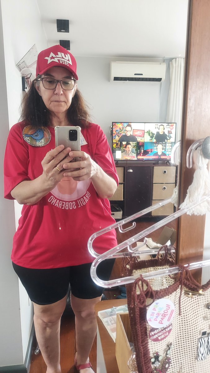 LulaDilma13's tweet photo. A imagem da pessoa que só vive na rede social fazendo campanha pro Lula, saindo pra manifestação de rua:

• Brinco estrela do PT de crochê: não sei onde coloquei
• Quarto: uma zona
• Batom: sei lá onde está
• Bottons bordados do Coletivo Borda Luta: os que não dei pras pessoas na última manifestação porque tem atrás o pix para doação e o grupo comprar materiais, ficaram na camiseta que eu tava. A camiseta? Sei lá, sem tempo.
• Bolsa: não sei qual levar, vai só o celular no bolso da bermuda com cartão e identidade na capinha.

É sobre isso ser militante ferrada 🤣

Fui!