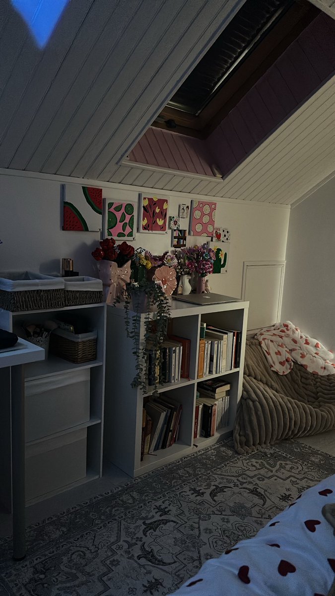 222cst's tweet photo. J'ai refais toute ma chambre j'aime tellement la vibe je vais jamais partir de chez mes parents🧘‍♀️ https://t.co/JDEwfioJRZ