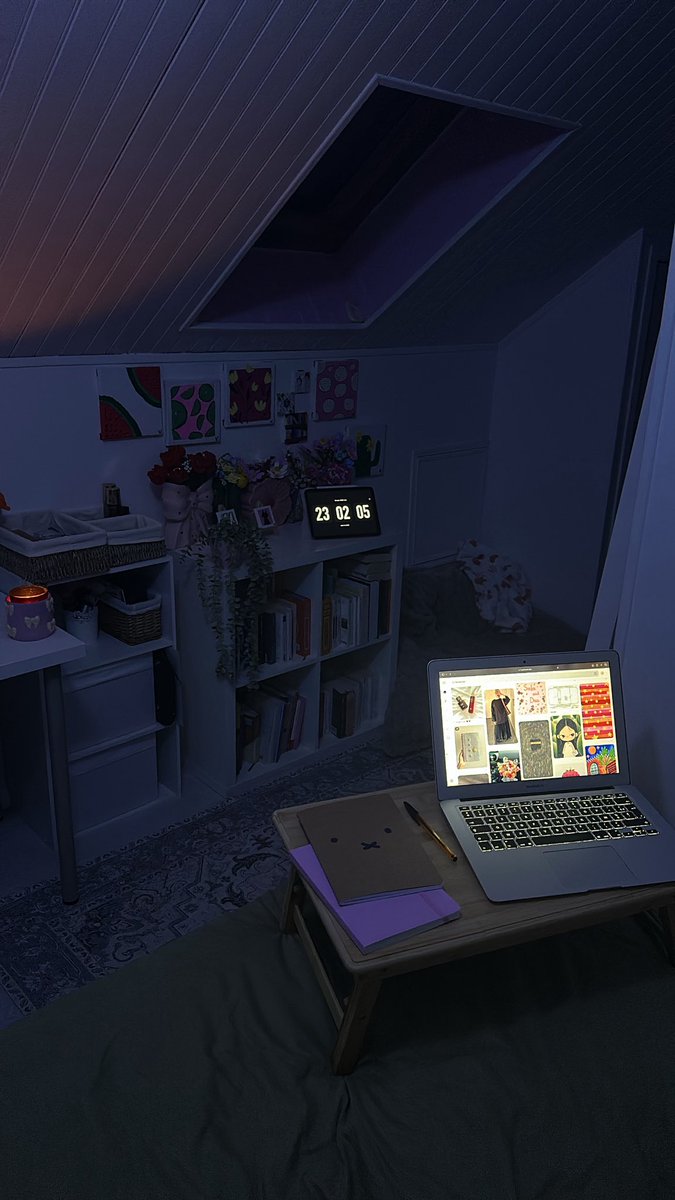 222cst's tweet photo. J'ai refais toute ma chambre j'aime tellement la vibe je vais jamais partir de chez mes parents🧘‍♀️ https://t.co/JDEwfioJRZ