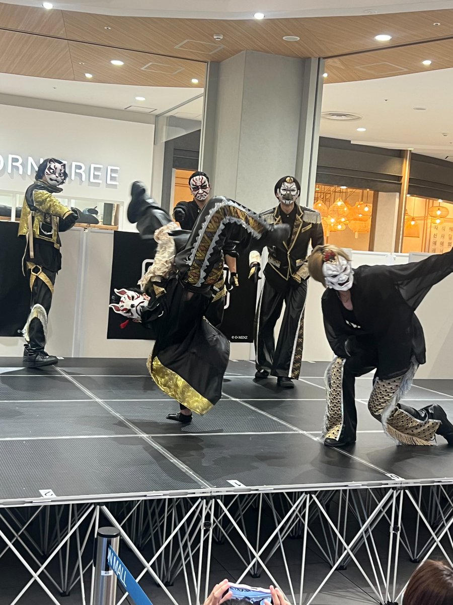 kitsune_omenz's tweet photo. 本日はNagoya Noritake Gardenでのステージ！
普段とは違う環境でのフリーライブでしたが
それもまた一興🙂‍↕️

改めて皆様いつもありがとうございます！！

またお会いしましょう🦊

#OMENZ https://t.co/uc6Wnq2j5b