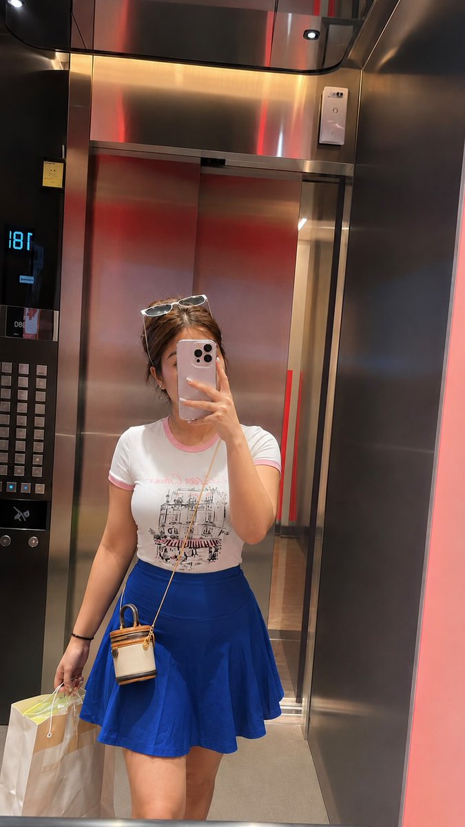 Aline1952's tweet photo. Baby, you’re not just glitter—you’re the whole sparkle. Glow-up energy, feminine confidence, and main character beauty. https://t.co/oWoZuZ423i